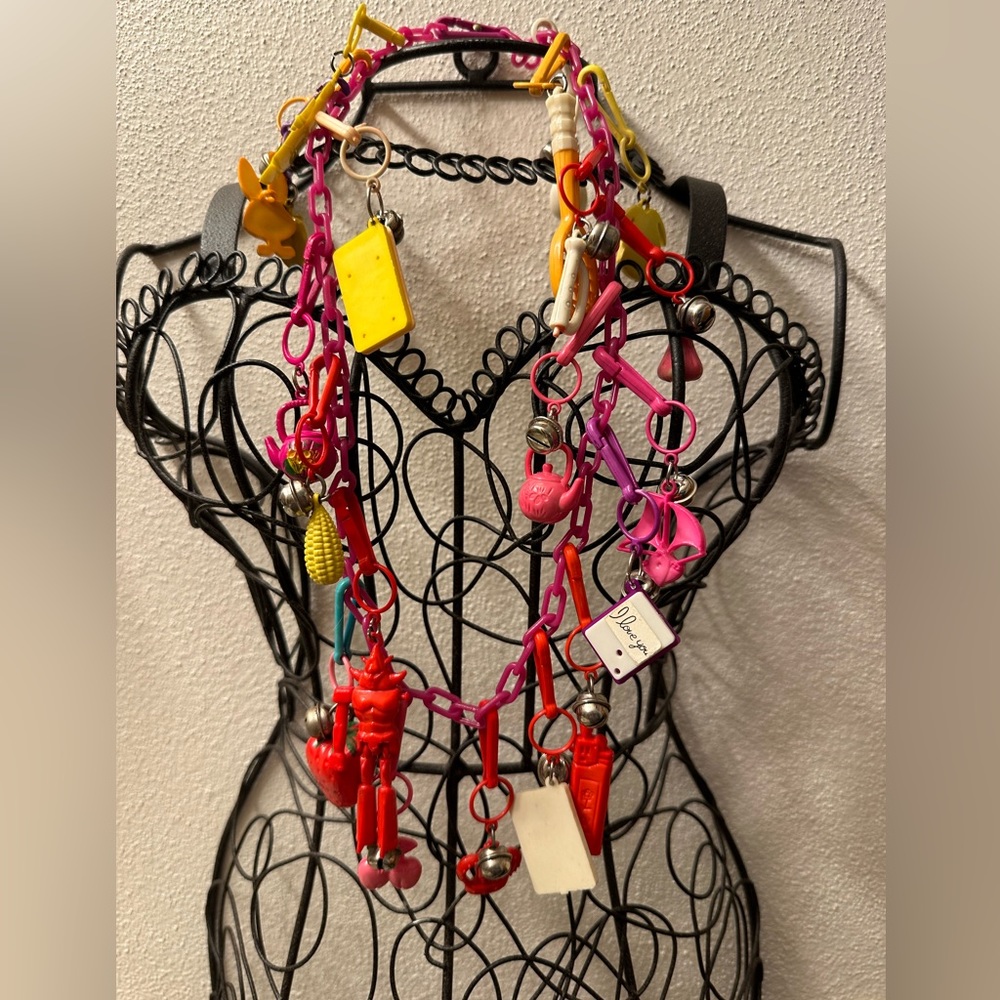 Vintage 80s plastic charm necklace- 20 charms !!!